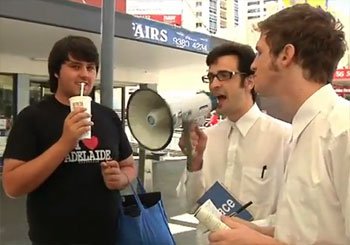 Sosyal Ağlar Gerçek Hayatta Olsa [Video]