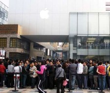 iPhone 5 ön siparişleri tükendi, Apple hisseleri zirve yaptı [Güncelleme]