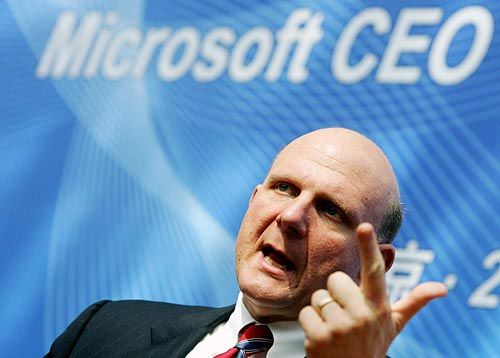 Microsoft CEO'su Steve Ballmer 12 ay içinde emekliye ayrılıyor