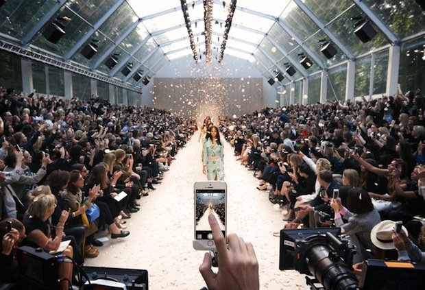 Burberry, Londra'daki defilesini iPhone 5S ile çekti