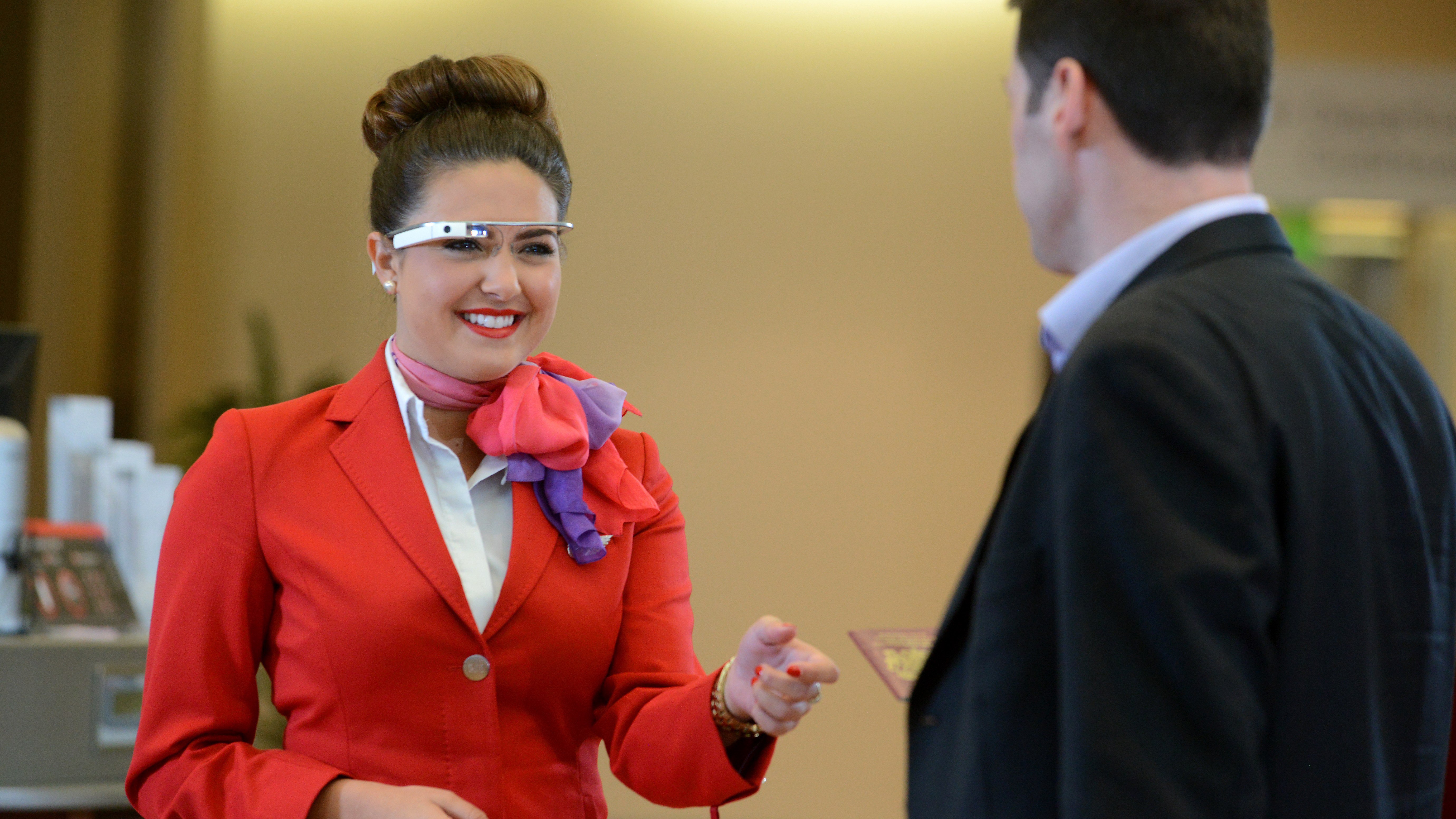 Virgin Atlantic'in yer hostesleri Google Glass kullanmaya başladı