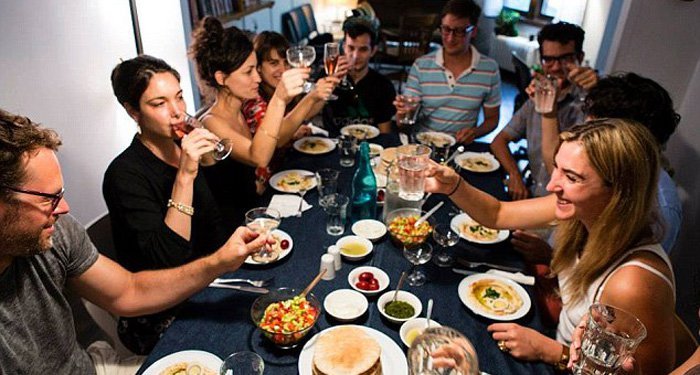 Evinizi paylaşır mısınız diye soran Airbnb'nin yeni sorusu; peki yemeğinizi?