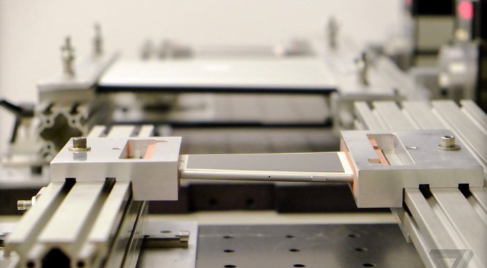 Apple, iPhone 6'nın dayanıklı olmadığı iddialarına karşılık test merkezinin kapılarını açtı