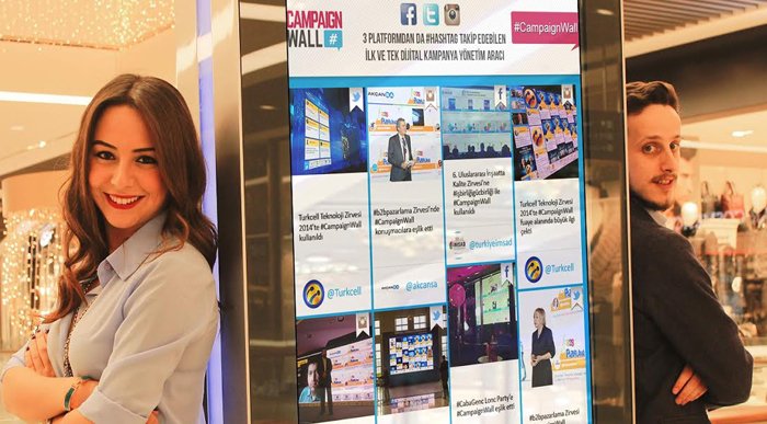 Etkinlik ve dış mekanlar için interaktif sosyal medya ekranı: CampaignWall