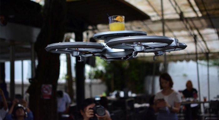 Singapurlu firma drone'ları restoranda servis elemanı olarak kullanmaya başladı