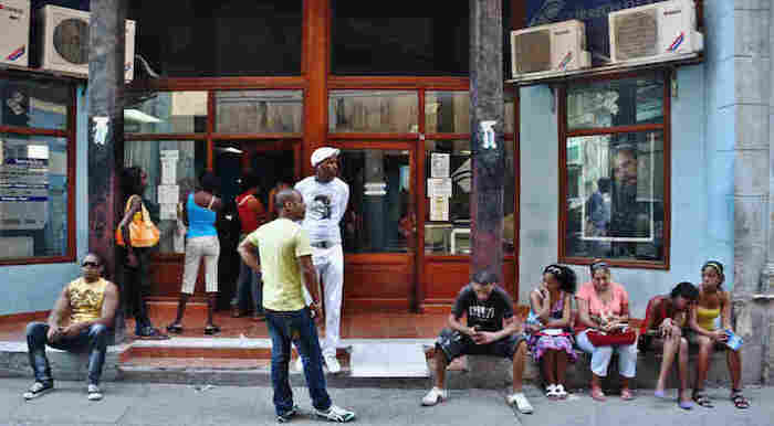 Küba halka açık, ücretsiz ilk Wi-Fi hizmetine kavuştu