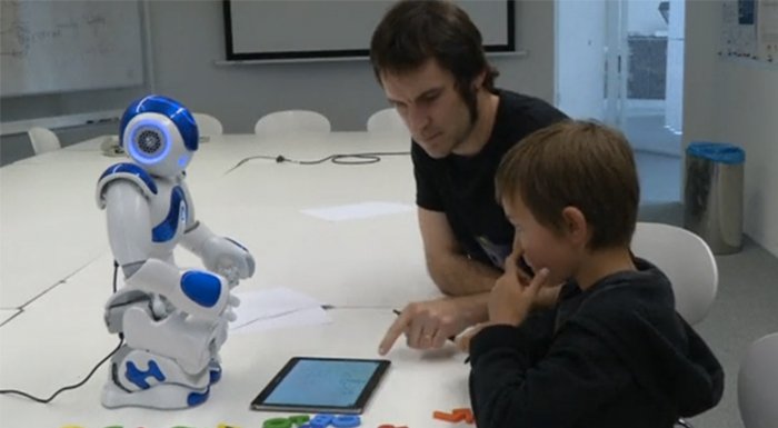 İsviçreli ilkokul öğrencileri robotlara 'yazı yazmayı öğreterek' dil bilgilerini geliştiriyor