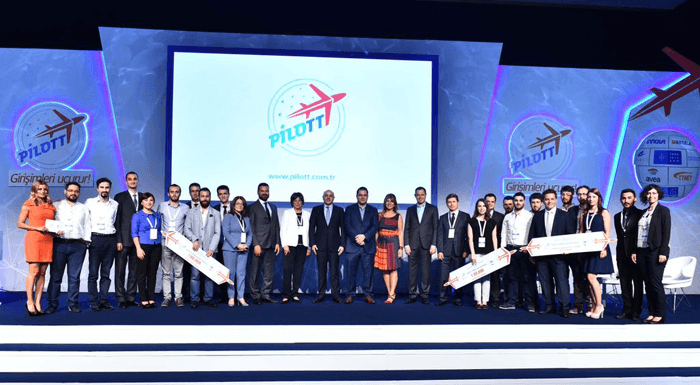 Pilott üçüncü dönem mezunlarını tanıttı