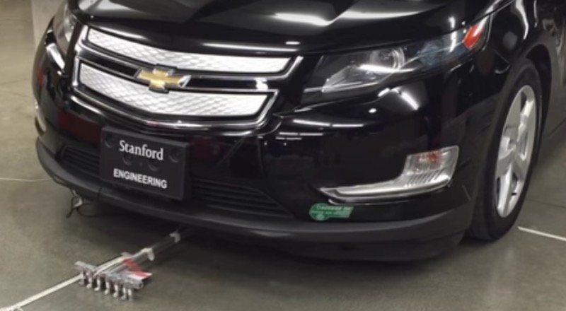 Stanford'da geliştirilen 6 mini robot birlikte 2 tonluk bir otomobili çekiyor