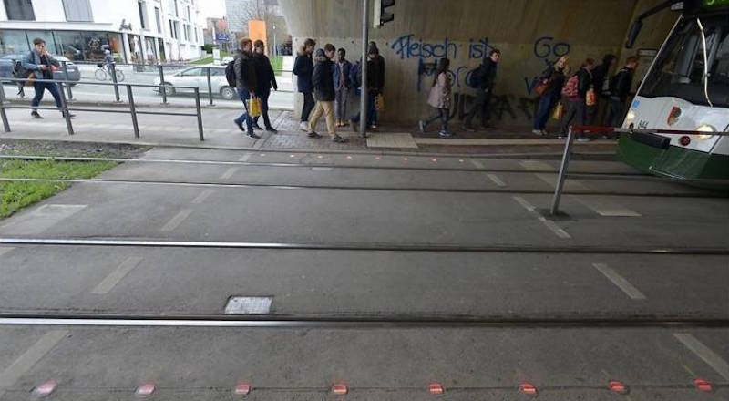 Telefondan başını kaldırmayanlar için trafik lambası