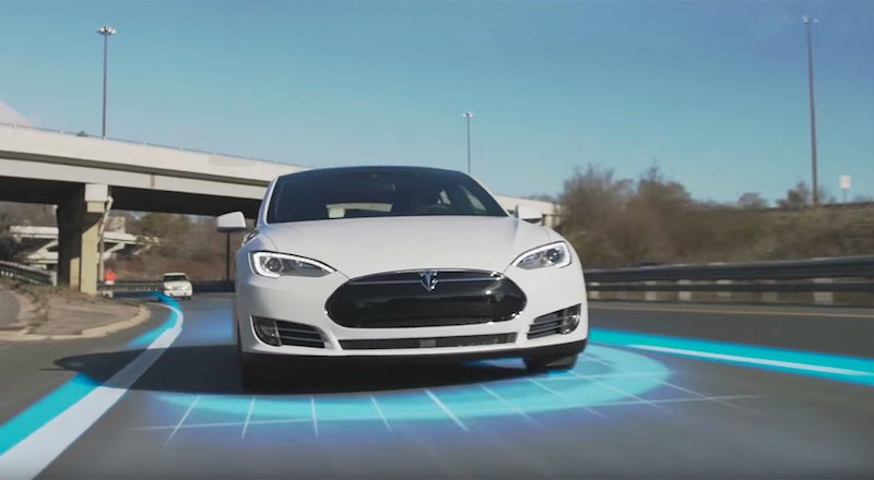 Tesla’nın otomatik pilotu kazaları yarı yarıya azaltıyor