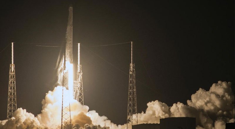 SpaceX bir başka Falcon 9 roketini daha karaya indirdi, Dragon kapsülü yörüngeye yerleşti