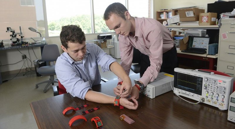 Astım krizlerini erkenden tespit edebilen bileklik