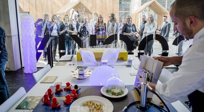 Sandalyelerden yemeklere her şeyin 3D yazıcılarla üretildiği pop-up restoran