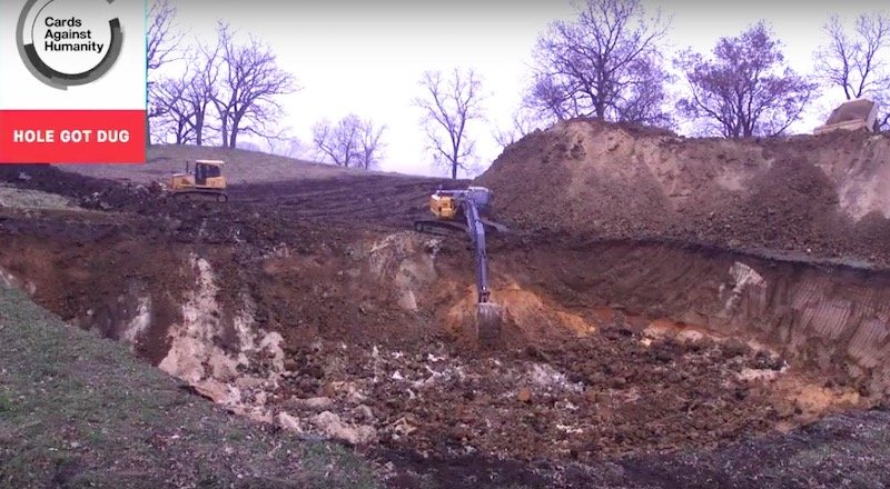 Cards Against Humanity kepçeyle çukur kazma projesi için 100 bin dolar topladı