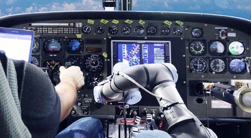 Amerika Savunma Bakanlığı eski savaş uçaklarını robot kol ile yenilemeye başlıyor