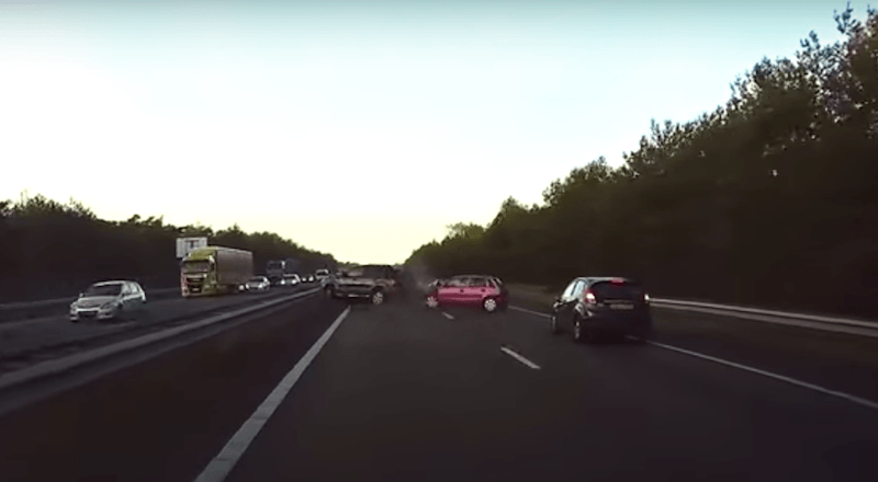 Tesla aracının trafikte kazayı önceden tahmin ettiği ve durduğu an görüntülendi