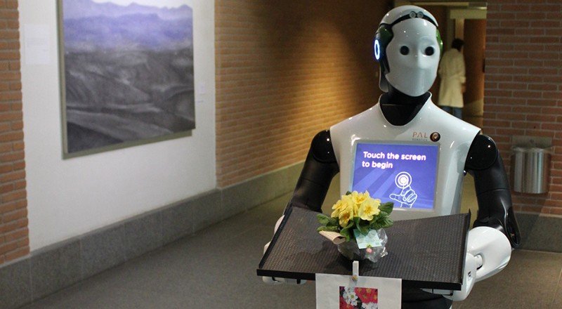 Dünyanın ilk robot polisi Dubai'de göreve başlıyor