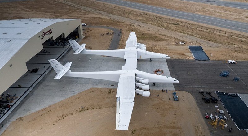 Dünyanın en büyük uçağı Stratolaunch, 6 yılın ardından ortaya çıktı