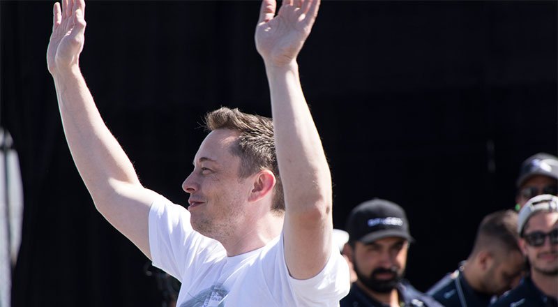 Mercedes ile Elon Musk'ın elektrikli araç üzerine atışması
