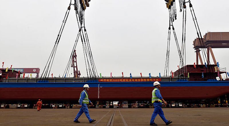 Çin, dünyanın ilk elektrikli kargo gemisini suya indirdi