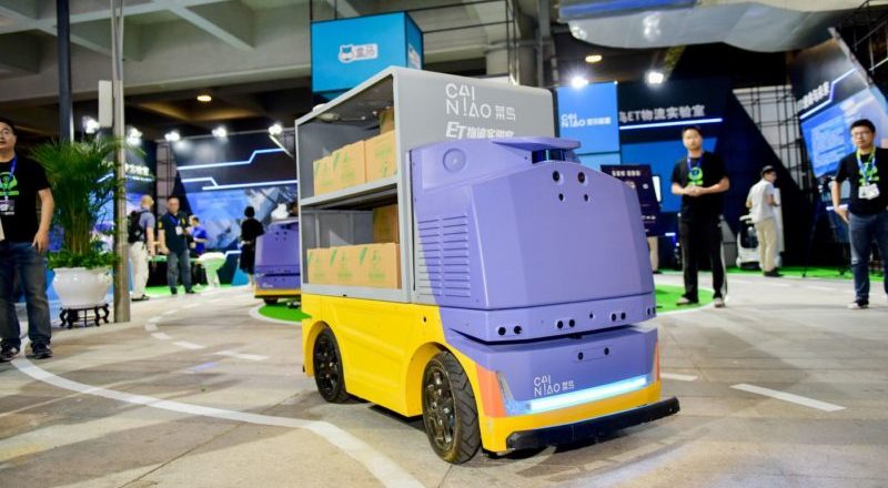 Alibaba'nın saatte 14 km hızla teslimat yapan sürücüsüz robotu