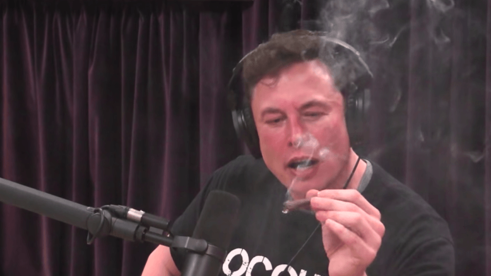 Üst yönetim istifa ediyor, Elon Musk tüttürüyor sonuç: Tesla'nın hisse değeri düşüyor