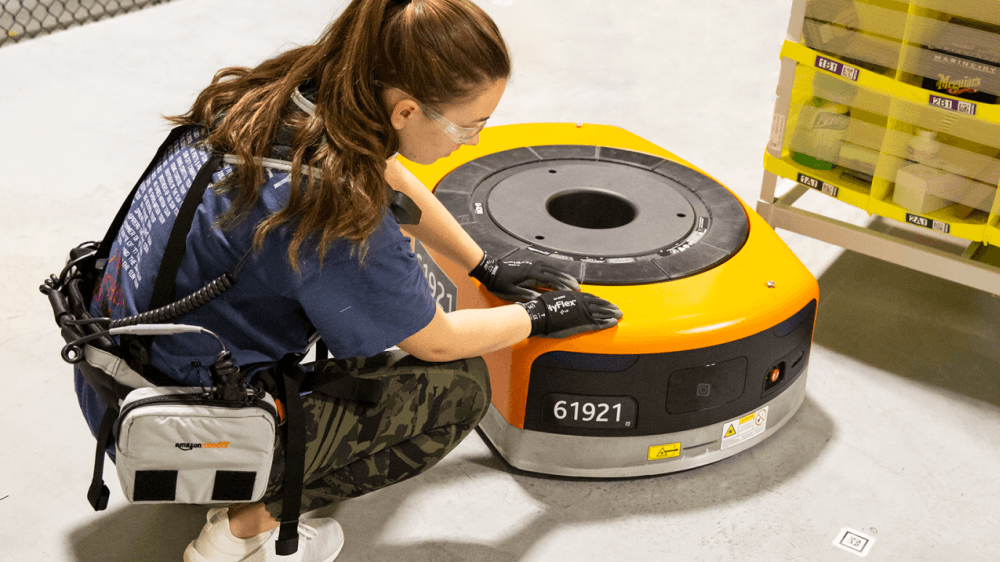 Amazon, çalışanlarını robotlardan korumak için yeni yelekler üretiyor
