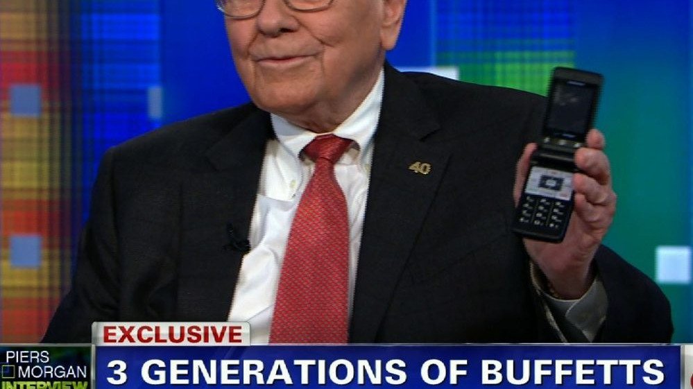 Apple'ın yatırımcısı Warren Buffet hala kapaklı telefon kullanmaya devam ediyor