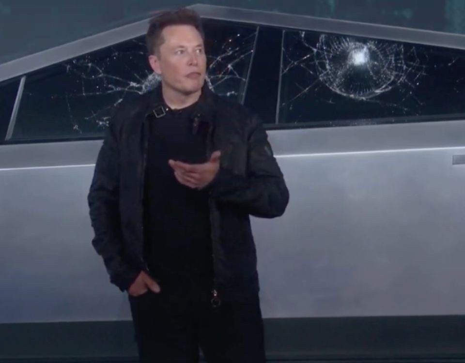 Tesla Cybertruck'ın kırılmaz denilen camları kırıldı