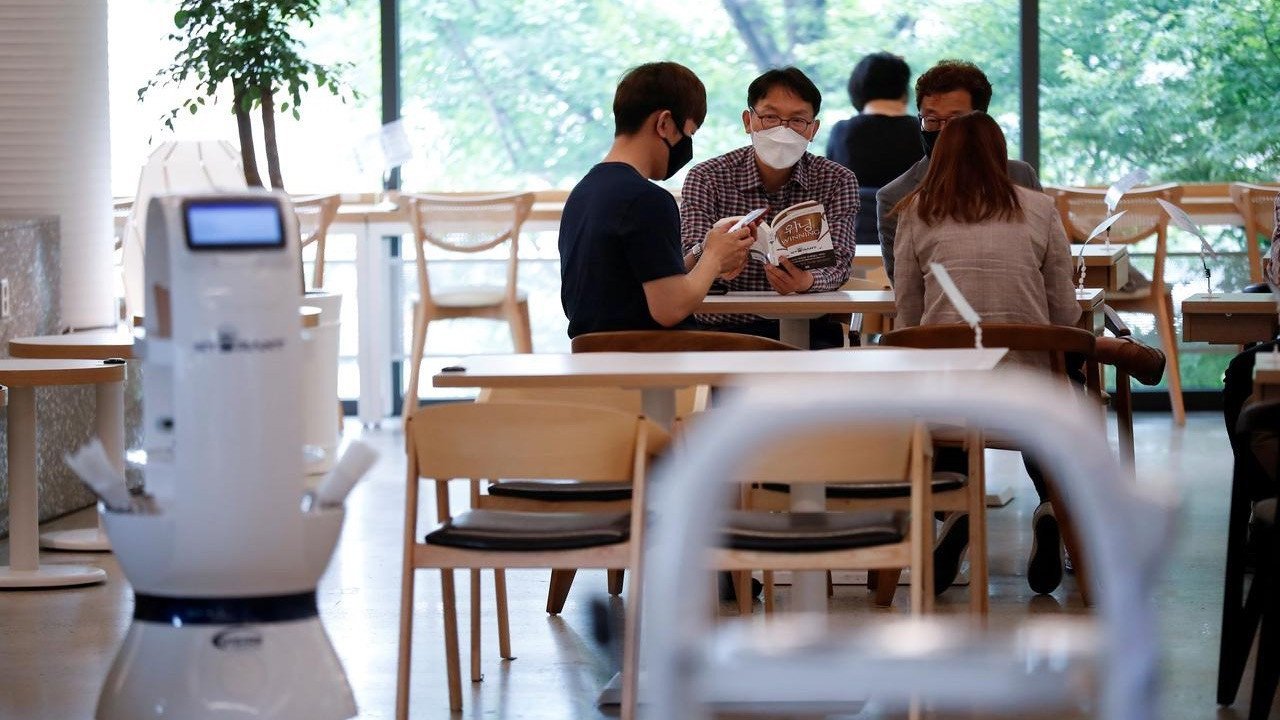 Güney Kore'de sosyal mesafeye dikkat eden robot baristalar