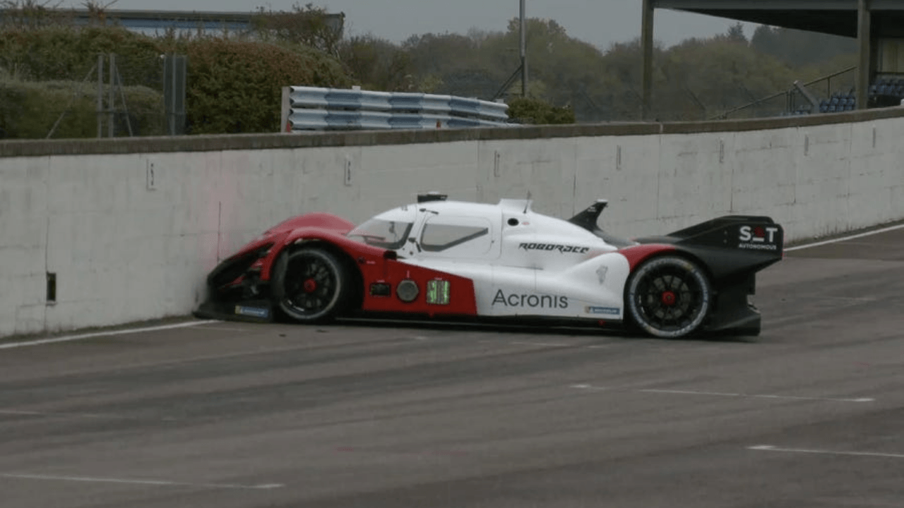 Otonom araç yarışı Roborace'de bir araç, 90 derece dönerek duvara çarptı