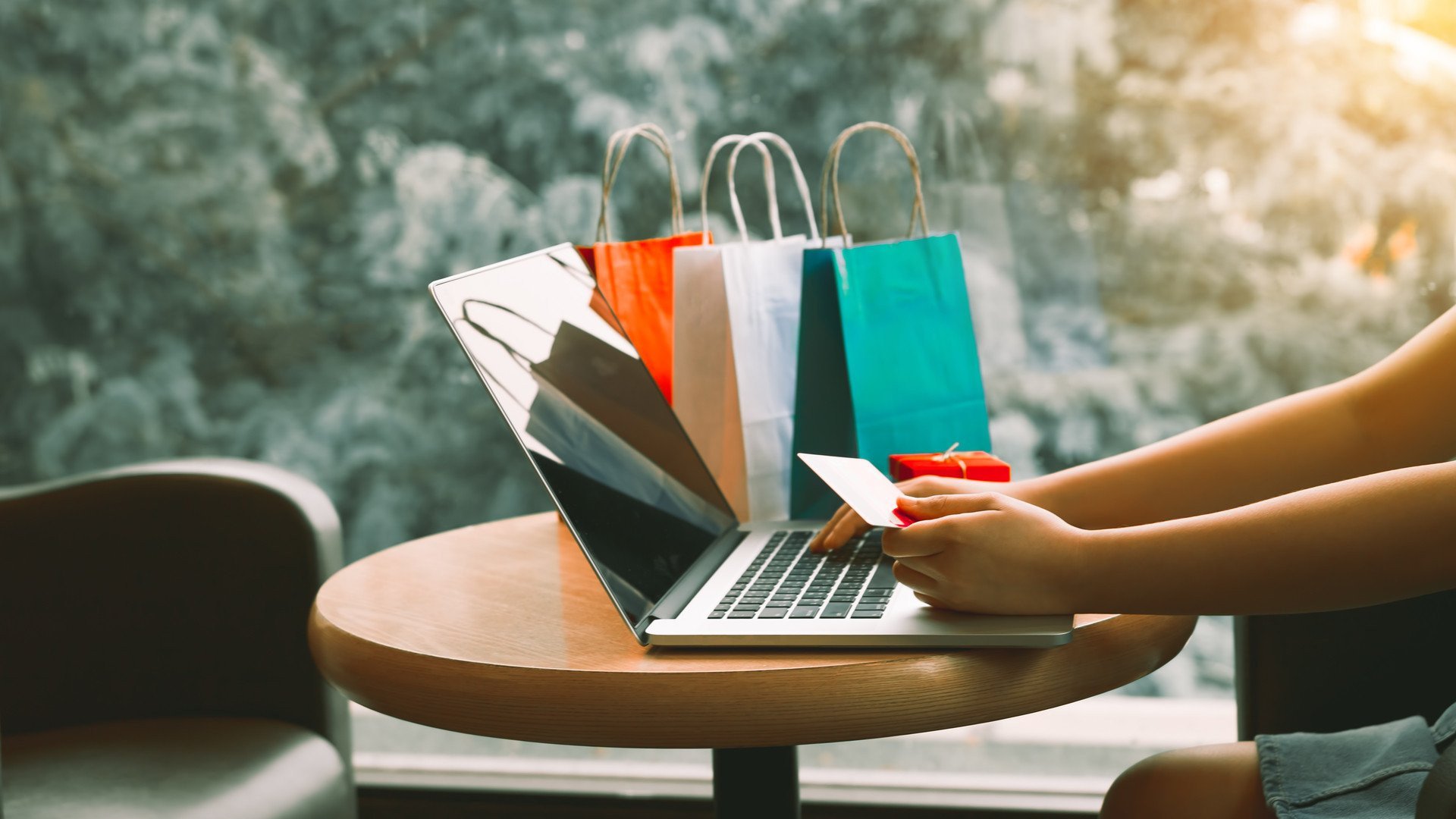 Bu yıl 200 milyar lira olması beklenen e-ticaret pazarının 30 milyar lirası Kasım'dan