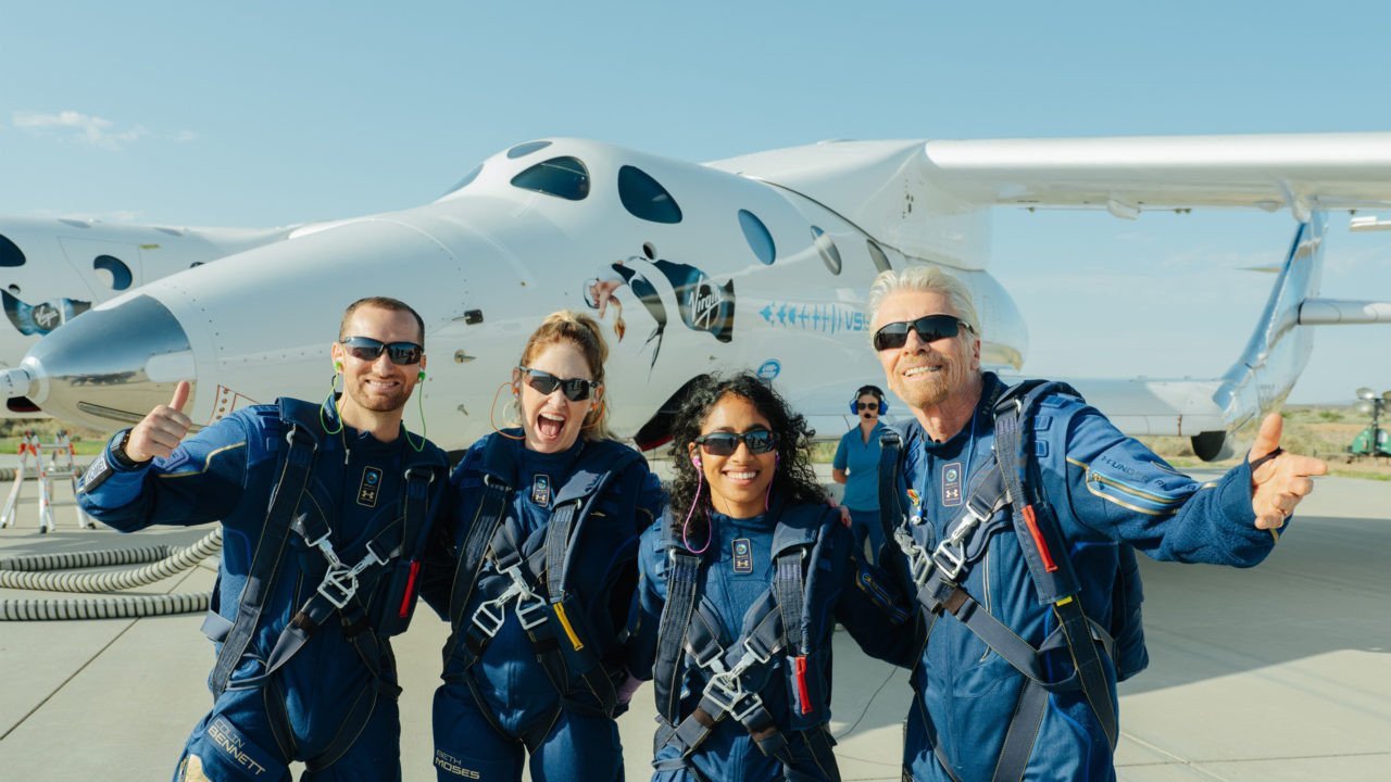 Virgin Galactic'in uzaya seyahat turları Richard Branson ile başladı