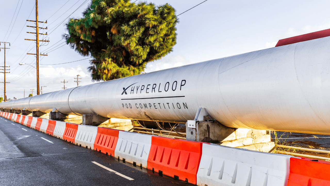 Hyperloop'un yıkılan ilk prototipinin olduğu yer, SpaceX çalışanları için otoparka dönüştürüldü