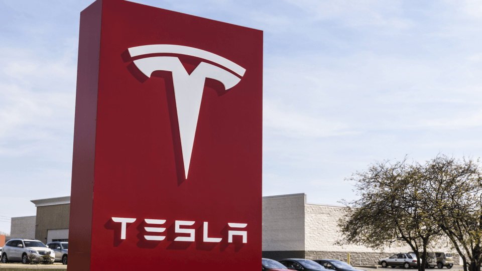 Tesla yılın ikinci çeyreğinde 25 milyar dolar gelir elde etti