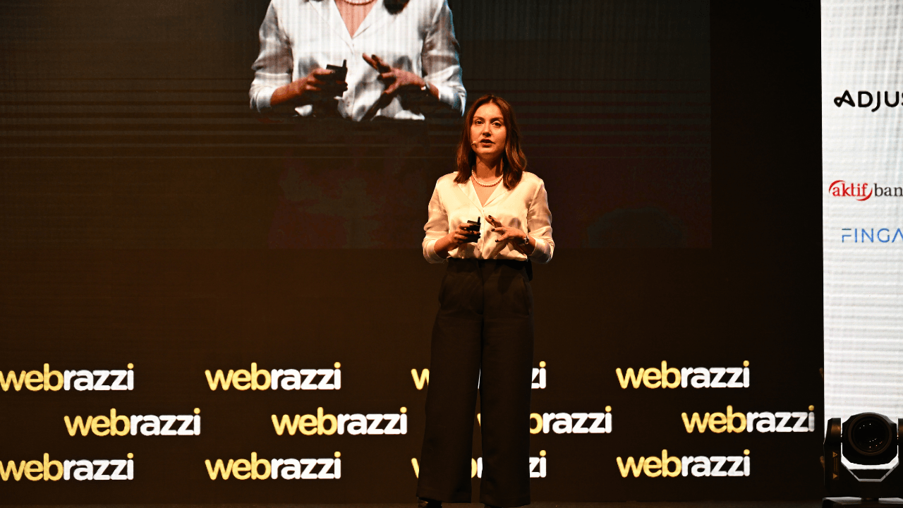 İdil Kesten, Fintech Platformlarının Kitle ve Medya Raporu'nun detaylarını Webrazzi Fintech 2023'te paylaştı