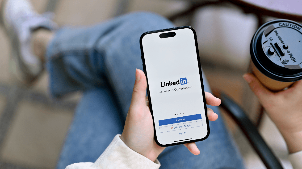 LinkedIn, 2023'te premium aboneliklerden 1,7 milyar dolar gelir elde etti