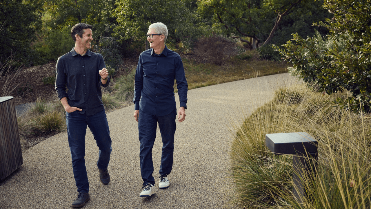 Apple'da John Ternus dönemi başladı: Tim Cook 15 yılın ardından CEO'luk görevini devretti