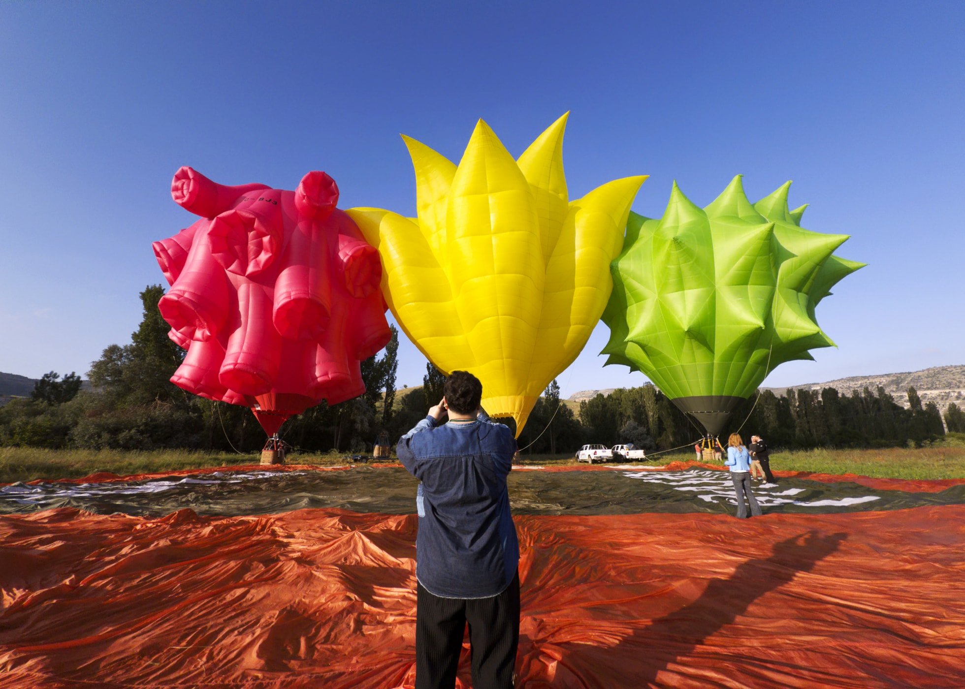 apple-les-benjamins-fashion-show-bunyamin-aydin-photographing-hot-air-balloons-bigjpglarge-2x-757